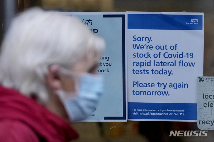 [욱스브릿지=AP/뉴시스]영국 런던 욱스브릿지의 한 약국에 코로나19 신속 자가검사 재고가 떨어졌다는 안내가 붙어 있다. 2022.1.10.