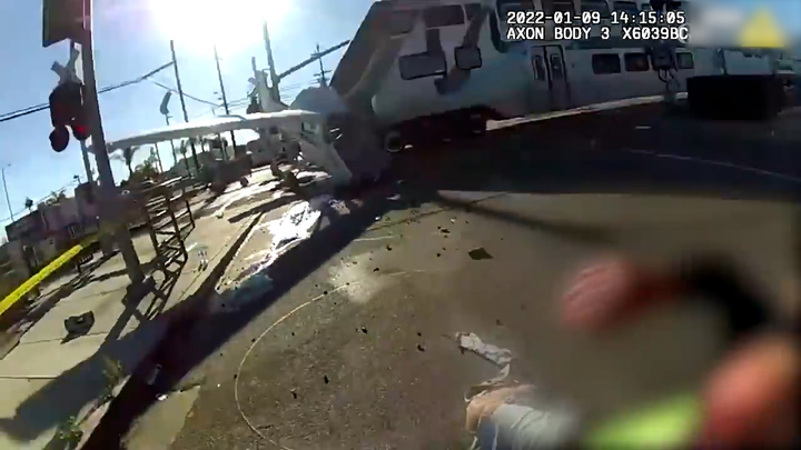 이륙직후 선로에 추락한 세스나기가 열차에 들이받혀 산산조각 났지만 조종사는 무사했다. /출처: 유튜브 Guardian News *재판매 및 DB 금지