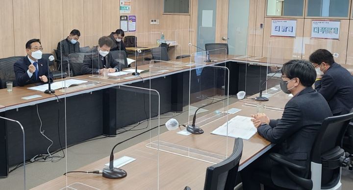 [괴산=뉴시스] 강신욱 기자 = 이차영(왼쪽) 충북 괴산군수가 신동운 괴산군의회의장 등과 11일 오후 원주지방환경청을 방문해 신기의료폐기물 허가신청기간 연장 신청을 불허할 것을 강력히 건의하고 있다. (사진=괴산군 제공) 2022.01.11. photo@newsis.com *재판매 및 DB 금지