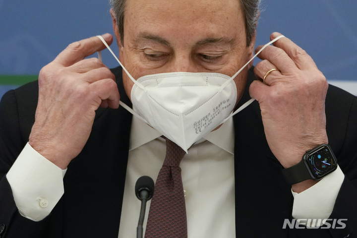 [로마(이탈리아)=AP/뉴시스] 마리오 드라기 이탈리아 총리가 10일(현지시간) 로마에서 열린 기자회견에 참석해 마스크를 착용하고 있다. 2022.01.11.