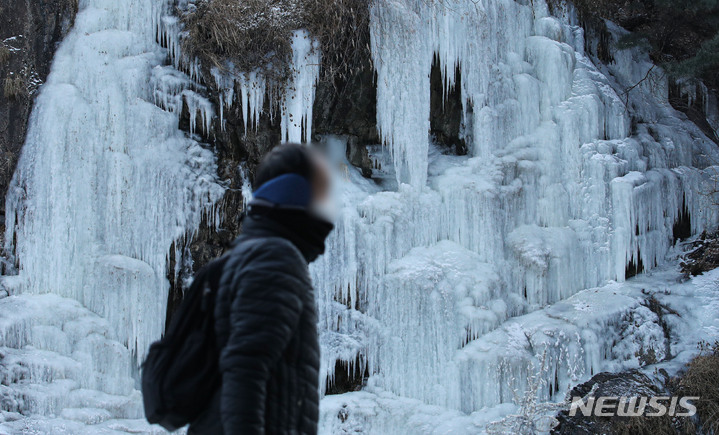 [서울=뉴시스] 권창회 기자 = 서울을 비롯한 수도권이 영하권 날씨를 보인 지난 11일 오전 서울 서대문구 홍제천 인공폭포가 얼어있다. 2022.01.11. kch0523@newsis.com
