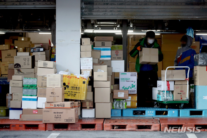 [서울=뉴시스] 김병문 기자 = 민주노총 서비스연맹 전국택배노조 CJ대한통운본부가 설 명절 대목을 앞두고 15일째 총파업을 이어가는 11일 오전 서울 한 CJ대한통운 물류센터에서 직원이 택배 분류작업을 하고 있다. 2022.01.11. dadazon@newsis.com
