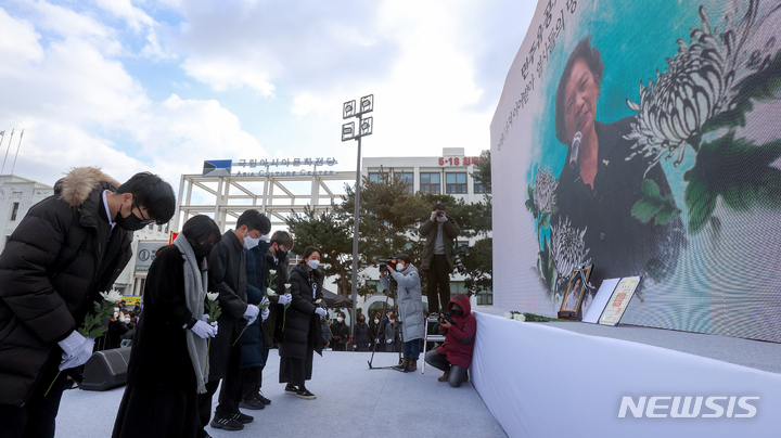 [광주=뉴시스] 김혜인 기자 = 11일 오전 광주 동구 5·18민주광장에서 열린 고 이한열 열사의 모친 배은심 여사의 노제에서 유가족들이 헌화하고 있다. hyein0342@newsis.com