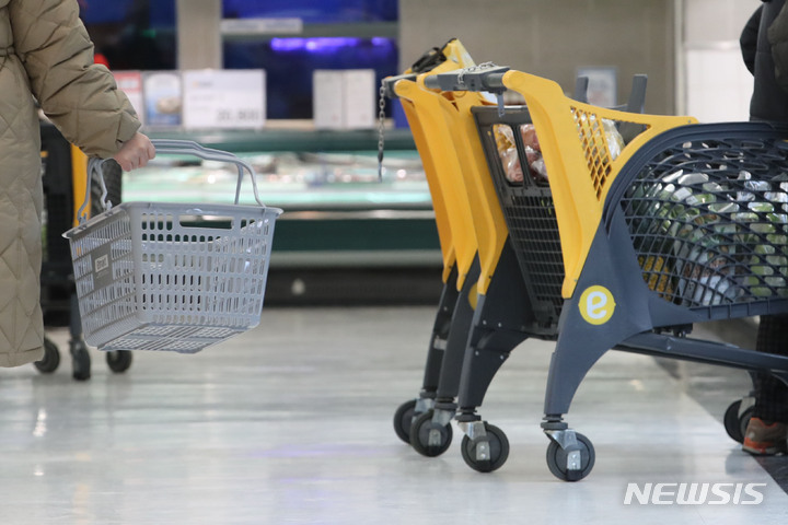 [서울=뉴시스] 권창회 기자 = 11일 오전 서울 시내 한 대형마트에서 고객이 쇼핑카트 대신 장바구니를 들고 장을 보고 있다. 2022.01.11. kch0523@newsis.com