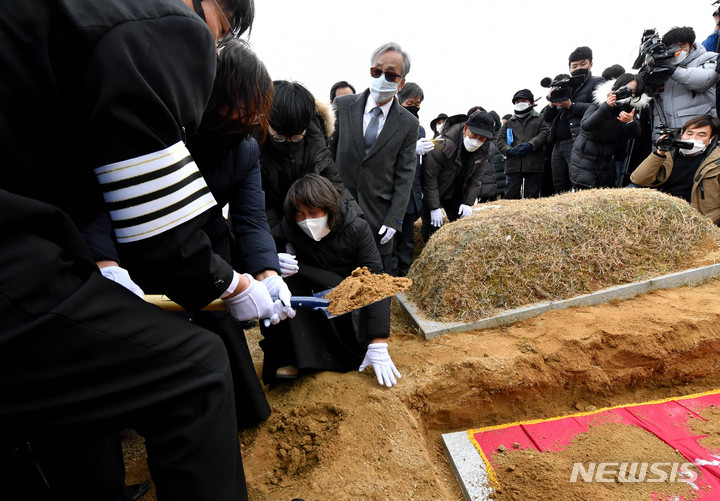 [광주=뉴시스] 변재훈 기자 = 이한열 열사의 모친이자 민주 투사 고(故) 배은심 여사의 유해가 11일 오후 광주 북구 망월동 망월묘지공원 8묘원에 안장되는 가운데 유족이 오열하고 있다. 장지는 아들 이 열사가 묻힌 민족민주열사묘역(5·18 옛 묘역)에서 직선거리로 1㎞ 가량 떨어져 있다. 2022.01.11. wisdom21@newsis.com