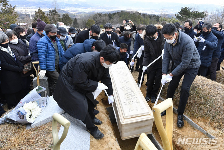 [광주=뉴시스] 변재훈 기자 = 이한열 열사의 모친이자 민주 투사 고(故) 배은심 여사의 유해가 11일 오후 광주 북구 망월동 망월묘지공원 8묘원에 안장되고 있다. 장지는 아들 이 열사가 묻힌 민족민주열사묘역(5·18 옛 묘역)에서 직선거리로 1㎞ 가량 떨어져 있다. 2022.01.11. wisdom21@newsis.com