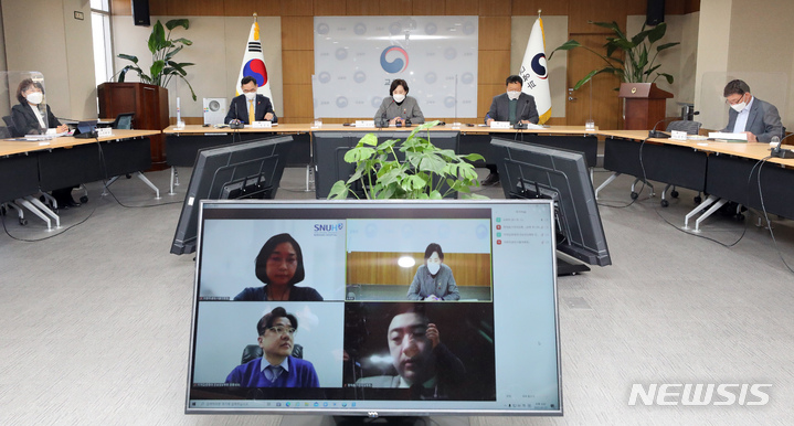 [세종=뉴시스] 강종민 기자 = 유은혜 부총리 겸 교육부장관이 11일 오후 정부세종청사에서 열린 감염병 전문가 온라인 자문회의에서 이재갑 한림대 감염내과 교수와 정재훈 가천대 예방의학과 교수, 이현주 서울대 소아청소년과 교수 등과 학생 감염사례 및 백신접종 상황 공유와 오미크론 확산 전망에 따른 동계방학 중 새 학기 학교방역 준비 상황 등을 논의하고 있다. 2022.01.11. ppkjm@newsis.com