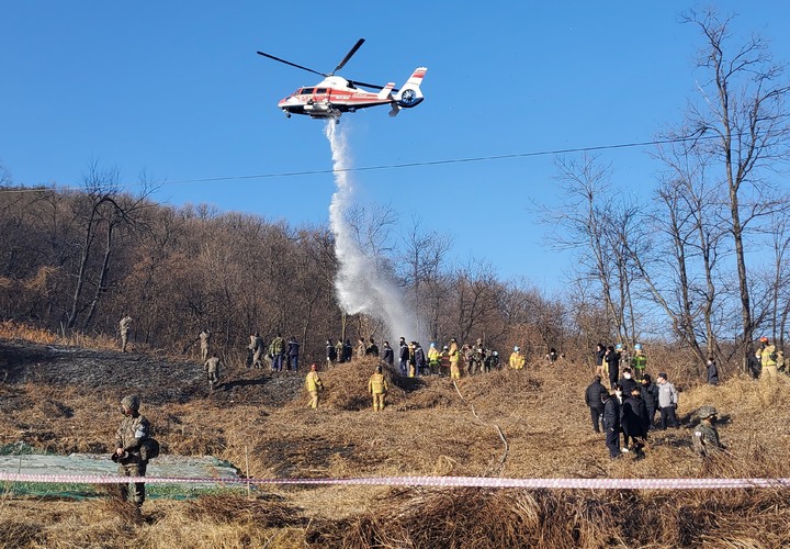 [서울=뉴시스] 11일 오후 1시 44분께 경기 화성시 정남면 관항리 태봉산 일원에 F-5E 전투기 1대가 추락한 가운데 군 관계자 및 경찰들이 현장을 살펴보고 있다. (사진=중부일보 제공) 2022.01.11. photo@newsis.com *재판매 및 DB 금지