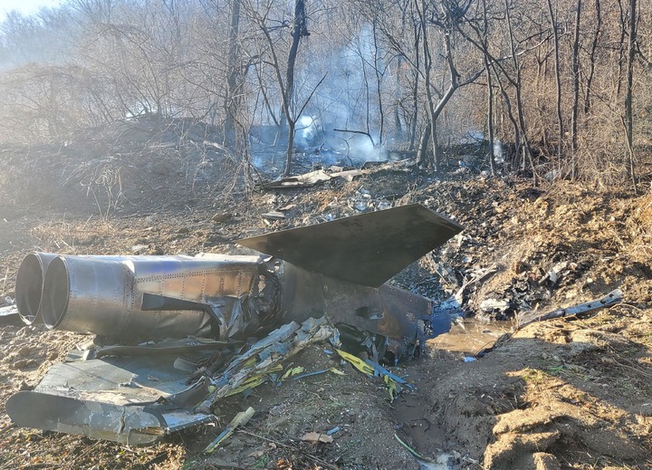 [서울=뉴시스] 11일 오후 1시 44분께 경기 화성시 정남면 관항리 태봉산 일원에 F-5E 전투기 1대가 추락했다. 사진은 전투기 잔해. (사진=중부일보 제공) 2022.01.11. photo@newsis.com *재판매 및 DB 금지