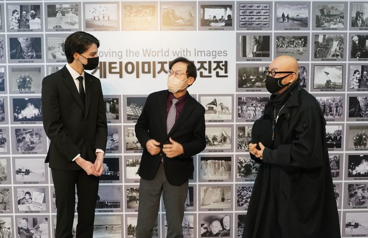 [서울=뉴시스] 정병혁 기자 = 조희연 서울시교육감이 다문화학생을 대상으로 하는 패션분야 진로 멘토링 프로그램 '꿈토링스쿨'에 함께 한 이상봉 디자이너, 김하늘 학생, 김현대 한겨레신문사 대표이사 등과 지난해 1월11일 오후 서울 서초구 예술의전당 한가람미술관에서 열린 '게티 이미지 사진전'을 관람하고 있다. (사진=서울시교육청 제공) 2022.01.11. photo@newsis.com *재판매 및 DB 금지