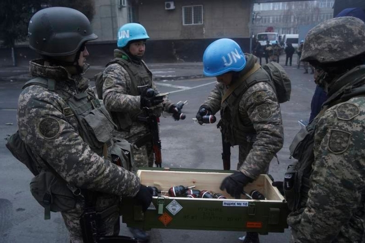 [카자흐스탄 알마티=AP/뉴시스] 카자흐스탄 군대가 반정부 시위 진압 과정에서 유엔 평화유지군의 상징인 파란 철모, 일명 블루 헬멧(Blue Helmets)을 착용한 사실이 드러나 국제사회의 비판을 받고 있다. 2022.01.12. *재판매 및 DB 금지