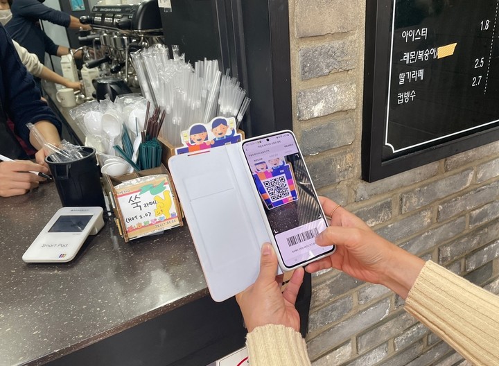 [서울=뉴시스] 오세훈 서울시장 취임 후 서울시가 무리하게 제로페이 지우기에 나서면서 시민들의 불편이 커지고 있다. 일각에서는 과거 서울시의 제로페이 확장 사업이 결국에는 행정력 낭비가 됐다고 비판하고 있다. (사진=뉴시스DB) photo@newsis.com&nbsp; *재판매 및 DB 금지