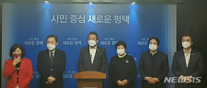 평택시의회 국민의힘 소속 시의원들이 성명을 발표하고 있다. 왼쪽부터 김동숙·이명배·강정구·이영주·이관우·정일구 시의원