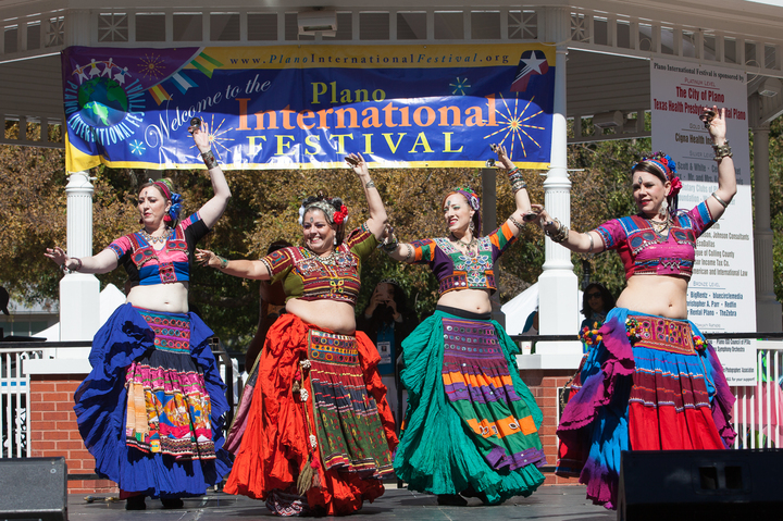 [휴스턴=신화/뉴시스] 미국 텍사스에서 2019년 10월13일에 열린 행사에 참가한 미국인 4명이 벨리 댄스를 추고 있다. 2022.01.12. * 기사 내용과 관련 없음 *재판매 및 DB 금지