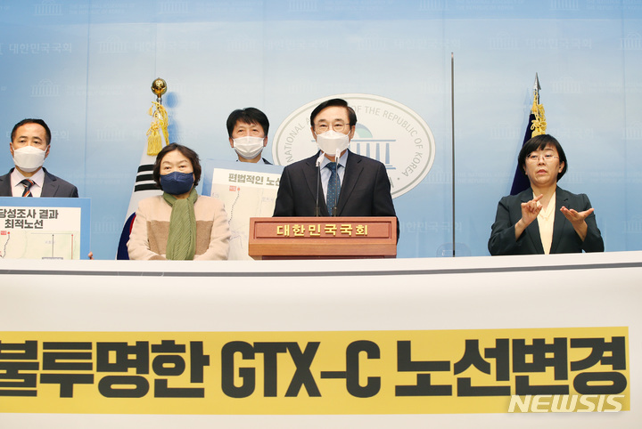 [서울=뉴시스] 이동진 도봉구청장이 지난달 30일 국회 소통관에서 열린 GTX-C 노선 도봉 구간 지상화 결정 반대 기자회견에서 발언을 하고 있다. 2022.01.25. (사진 = 도봉구 제공) photo@newsis.com