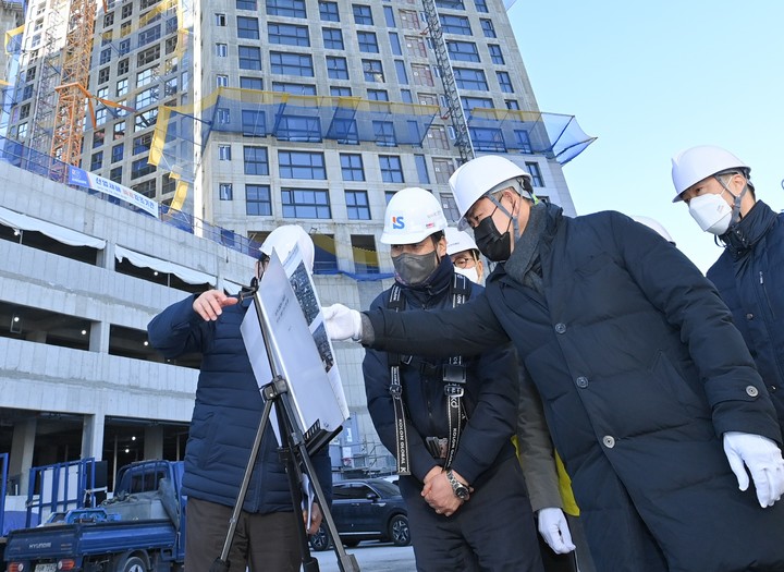 [대구=뉴시스] 대구시 공무원들이 건축공사장을 방문해 전문가들과 함께 건축공사장의 위험요인 및 안전관리 실태를 점검하고 있다. (사진=뉴시스 DB). photo@newsis.com *재판매 및 DB 금지