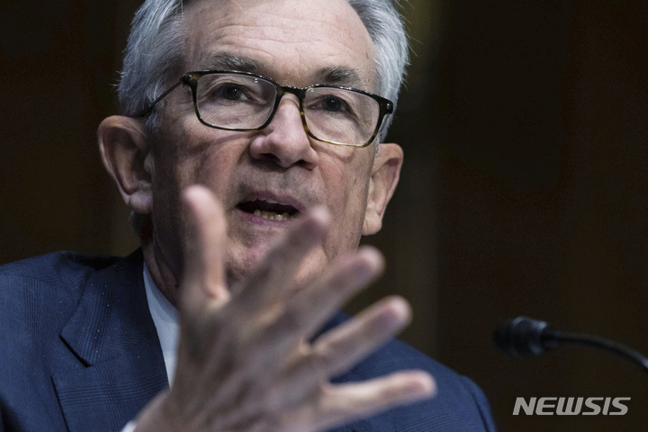 [워싱턴=AP/뉴시스]제롬 파월 미국 연방준비제도(Fed·연준) 의장이 지난 11일(현지시간) 상원 은행위원회에서 발언하고 있다. 2022.01.27.