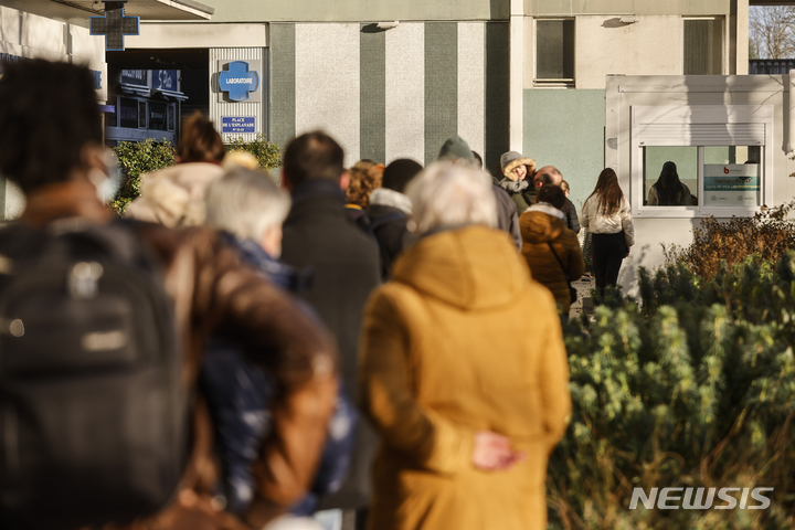 [스트라스부르그(프랑스)=AP/뉴시스] 11일(현지시간) 프랑스 동부 스트라스부르그에서 시민들이 코로나19 검사를 받기 위해 대기하고 있다. 2022.01.12.