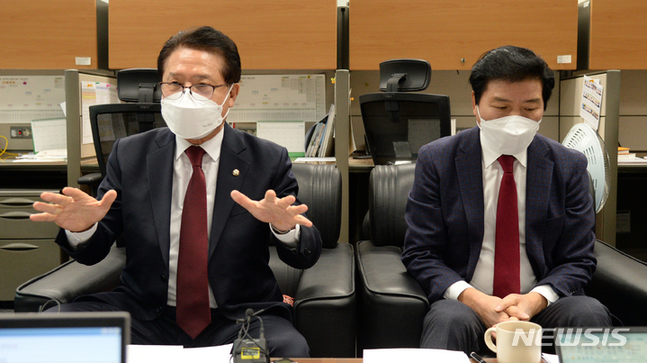 [전주=뉴시스] 김얼 기자 = 국민의힘 정운천 의원이 12일 전북 전주시 전북도의회 기자실을 방문해 새만금 관련 정책 공약 발표 기자간담회를 열고 질의에 답변하고 있다. 2022.01.12. pmkeul@nwsis.com