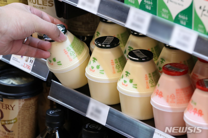 [서울=뉴시스] 백동현 기자 = 서울 시내 한 편의점에서 고객이 빙그레 바나나맛 우유를 집고 있다. 2022.01.12. livertrent@newsis.com