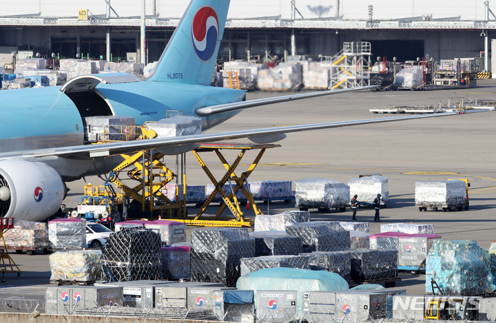 [인천공항=뉴시스] 고범준 기자 = 올 1월 인천국제공항 화물터미널에서 관계자들이 화물을 옮기고 있다. 2022.04.18. bjko@newsis.com 