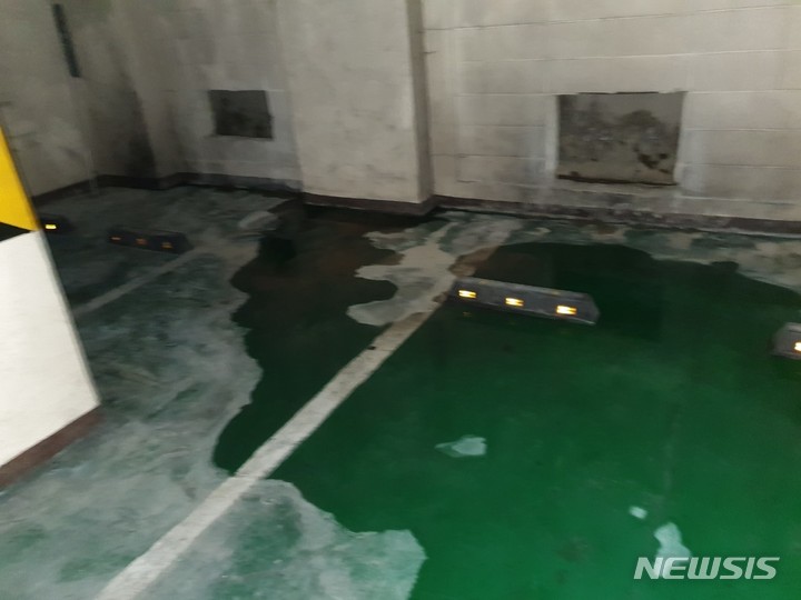 [광주=뉴시스] 이영주 기자 = 지난 11일 외벽 붕괴사고가 일어난 광주 서구 신축 아파트의 공사 당시 부실 공사로 인해 인근 문구도매상가의 지하주차장이 침수됐다는 주장이 제기됐다. 사진은 지난해 7월 촬영된 침수된 도매상가 지하주차장의 모습.(사진=독자 제공) 2022.01.11. photo@newsis.com