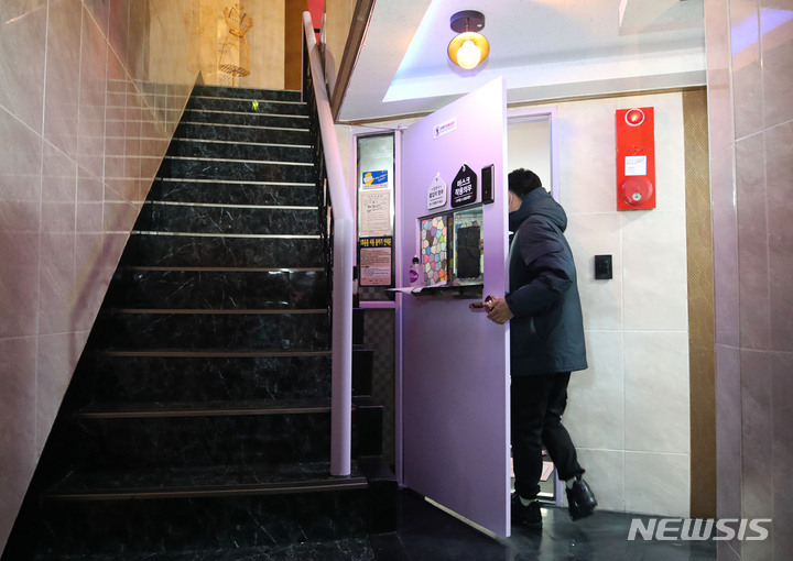 [서울=뉴시스] 권창회 기자 = 이재명 더불어민주당 대선후보의 '변호사비 대납 의혹'을 처음 제보했던 시민단체 대표 이모 씨가 숨진 채 발견됐다. 지난달 12일 오후 이씨가 숨진 채 발견된 서울 양천구의 한 모텔에서 관계자가 현장 조사를 위해 이동하고 있다. 2022.01.12. kch0523@newsis.com