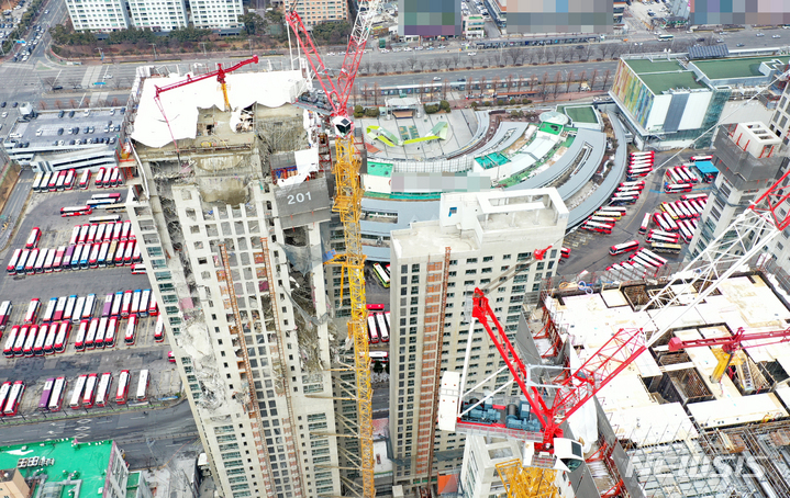 [광주=뉴시스] 신대희 기자 = 12일 오후 광주 서구 화정동 현대아이파크 건설현장, 공사 중에 외벽이 무너져 내려 내부 철골구조물 등이 드러나 있다. 현재 6명이 소재불명 상태이지만 구조물 안정성이 확보되지 않아 수색에도 난항을 겪고 있다.&nbsp; 2022.01.12. sdhdream@newsis.com