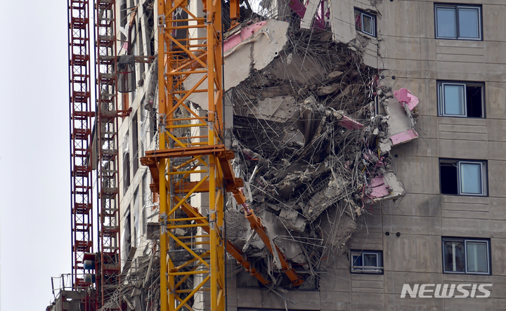 [광주=뉴시스] 신대희 기자 = 12일 오후 광주 서구 화정동 현대아이파크 건설현장, 공사 중에 외벽이 무너져 내려 내부 철골구조물 등이 드러나 있다. 현재 6명이 소재불명 상태이지만 구조물 안정성이 확보되지 않아 수색에도 난항을 겪고 있다.&nbsp; 2022.01.12. sdhdream@newsis.com