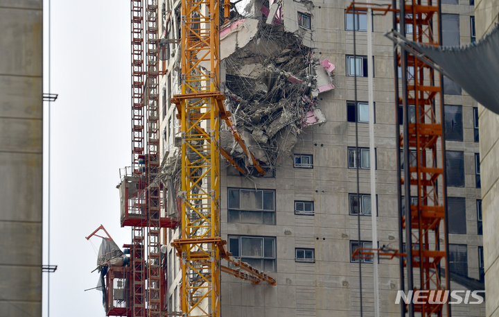[광주=뉴시스] 신대희 기자 = 12일 오후 광주 서구 화정동 현대아이파크 건설현장, 공사 중에 외벽이 무너져 내려 내부 철골구조물 등이 드러나 있다. 현재 6명이 소재불명 상태이지만 구조물 안정성이 확보되지 않아 수색에도 난항을 겪고 있다.&nbsp;&nbsp; 2022.01.12. sdhdream@newsis.com