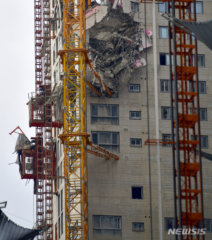 [광주=뉴시스] 신대희 기자 = 12일 오후 광주 서구 화정동 현대아이파크 건설현장, 공사 중에 외벽이 무너져 내려 내부 철골구조물 등이 드러나 있다. 현재 6명이 소재불명 상태이지만 구조물 안정성이 확보되지 않아 수색에도 난항을 겪고 있다.&nbsp; 2022.01.12. sdhdream@newsis.com