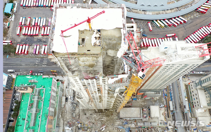 [광주=뉴시스] 신대희 기자 = 12일 오후 광주 서구 화정동 현대아이파크 건설현장, 공사 중에 외벽이 무너져 내려 내부 철골구조물 등이 드러나 있다. 현재 6명이 소재불명 상태이지만 구조물 안정성이 확보되지 않아 수색에도 난항을 겪고 있다.&nbsp; 2022.01.12. sdhdream@newsis.com