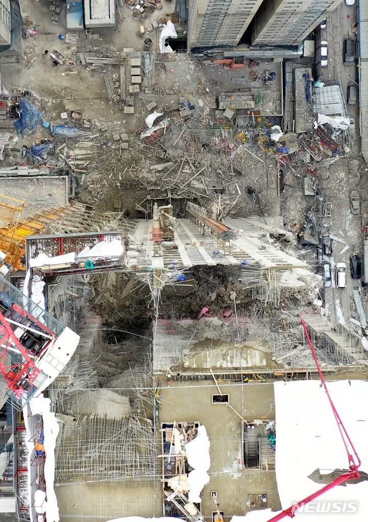 [광주=뉴시스] 신대희 기자 = 12일 오후 광주 서구 화정동 현대아이파크 건설현장, 공사 중에 외벽이 무너져 내려 내부 철골구조물 등이 드러나 있다. 현재 6명이 소재불명 상태이지만 구조물 안정성이 확보되지 않아 수색에도 난항을 겪고 있다.&nbsp; 2022.01.12. sdhdream@newsis.com
