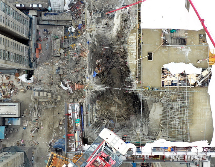 [광주=뉴시스] 신대희 기자 = 12일 오후 광주 서구 화정동 현대아이파크 건설현장, 공사 중에 외벽이 무너져 내려 내부 철골구조물 등이 드러나 있다. 현재 6명이 소재불명 상태이지만 구조물 안정성이 확보되지 않아 수색에도 난항을 겪고 있다.&nbsp;&nbsp; 2022.01.12. sdhdream@newsis.com