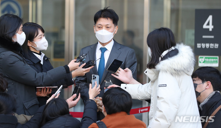 [서울=뉴시스] 추상철 기자 = 쇼트트랙 국가대표 심석희의 변호인인 윤주탁 변호사가12일 오후 서울 송파구 서울동부지방법원에서 '스포츠공정위원회 징계 취소 가처분 소송'과 관련 1차 공판을 위해 법정으로 들어서고 있다. 2022.01.12. scchoo@newsis.com