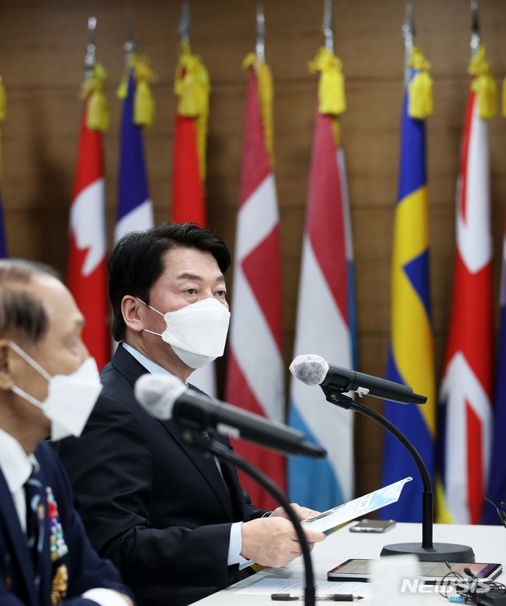 [서울=뉴시스] 국회사진기자단 = 안철수 국민의당 대선 후보가 12일 오후 서울 서초구 대한민국재향군인회 회의실에서 열린 회장단과의 간담회에서 인사말을 하고 있다. 2022.01.12. photo@newsis.com