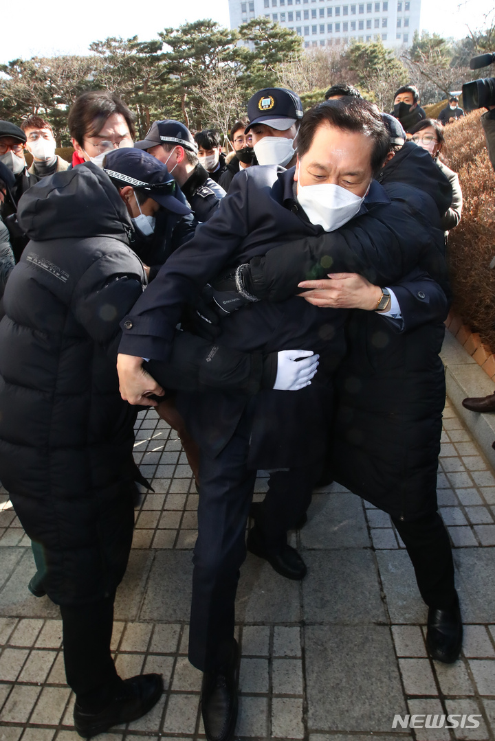 [서울=뉴시스] 국회사진기자단 = 12일 서울 서초구 대검찰청을 항의방문한 국민의힘 김기현 원내대표 등 의원들이 입구를 막고 있는 방호과 직원들에 의해 제지당하고 있다. 2022.01.12. photo@newsis.com