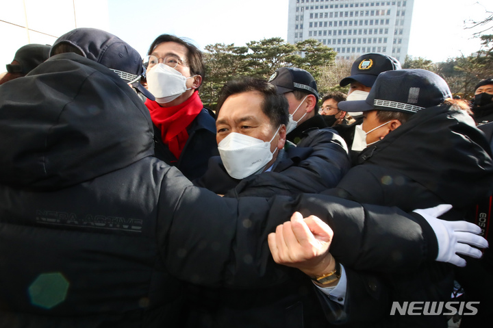 [서울=뉴시스] 국회사진기자단 = 12일 서울 서초구 대검찰청을 항의방문한 국민의힘 김기현 원내대표 등 의원들이 입구를 막고 있는 방호과 직원들에 의해 제지당하고 있다. 2022.01.12. photo@newsis.com