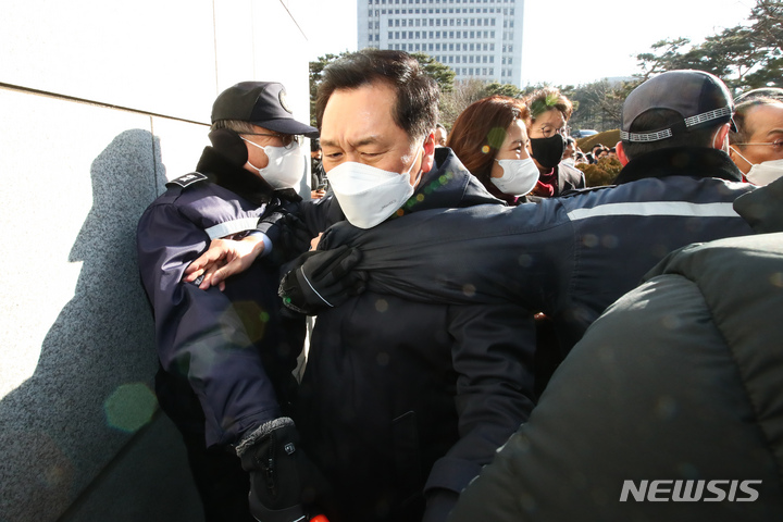 [서울=뉴시스] 국회사진기자단 = 12일 서울 서초구 대검찰청을 항의방문한 국민의힘 김기현 원내대표 등 의원들이 입구를 막고 있는 방호과 직원들에 의해 제지당하고 있다. 2022.01.12. photo@newsis.com