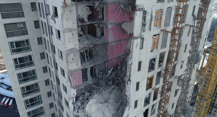 [서울=뉴시스] 12일 오후 광주 서구 화정동 현대아이파크 건설현장, 공사 중에 외벽이 무너져 내려 내부 철골구조물 등이 드러나 있다. (사진=소방청 제공) 2022.01.12. photo@newsis.com *재판매 및 DB 금지