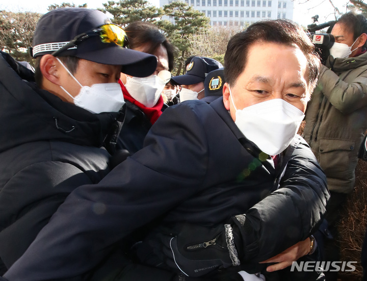 [서울=뉴시스] 국회사진기자단 = 12일 서울 서초구 대검찰청을 항의방문한 국민의힘 김기현 원내대표 등 의원들이 입구를 막고 있는 방호과 직원들에 의해 제지당하고 있다. 2022.01.12. photo@newsis.com