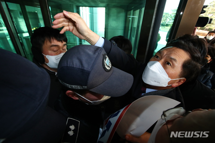 [서울=뉴시스] 국회사진기자단 = 12일 서울 서초구 대검찰청을 항의방문한 국민의힘 김기현 원내대표 등 의원들이 입구를 막고 있는 방호과 직원들에 의해 제지당하고 있다. 2022.01.12. photo@newsis.com