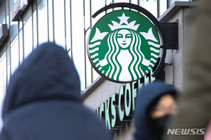 [서울=뉴시스] 권창회 기자 = 국제시장 커피 원두 가격 급등으로 스타벅스가 일부 음료 가격 인상을 하루 앞둔 12일 오후 서울 시내 스타벅스 매장 앞으로 시민들이 지나가고 있다. 2022.01.12. kch0523@newsis.com