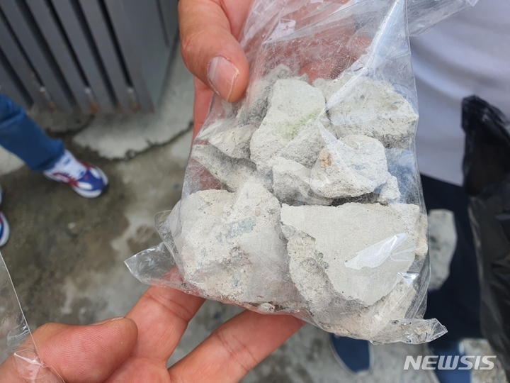 [광주=뉴시스] 이영주 기자=광주 서구 화정동 신축 아파트 건설 현장에서 발견된 낙하 건축 자재들. (사진=독자제공) 2021.01.12 photo@newsis.com