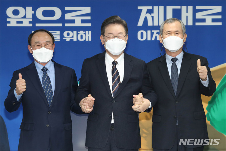 [서울=뉴시스] 김선웅 기자 = 이재명 더불어민주당 대선 후보가 12일 오후 서울 여의도 더불어민주당 중앙당사에서 가진 안보 인사 영입 발표에서 박선우 전 한미연합사 부사령관과 부석종 전 해군 참모총장의 소개를 마친 뒤 기념촬영을 하고 있다. (공동취재사진) 2022.01.12. photo@newsis.com