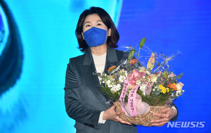 [대구=뉴시스] 이무열 기자 = 이재명 더불어민주당 대선 후보 부인 김혜경 씨가 12일 오후 대구 북구 엑스코에서 열린 ‘대구대전환 선거대책위원회 출범식’에서 인사말을 하고 있다. 2022.01.12. lmy@newsis.com