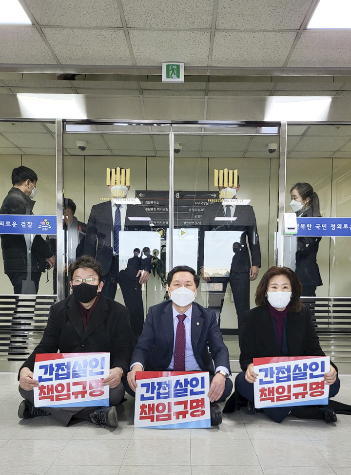 [서울=뉴시스] 최진석 기자 = 이재명 더불어민주당 대선 후보의 '변호사비 대납 의혹' 최초 제보자인 이모 씨가 숨진 채 발견된 것과 관련해 대검을 항의 방문한 김기현 국민의힘 원내대표가 12일 서울 서초구 대검 검찰총장실 앞에서 권성동 의원 등과 김오수 총장 면담을 요청하며 연좌 농성을 하고 있다. (사진= 국민의힘 제공) 2022.01.12. photo@newsis.com *재판매 및 DB 금지