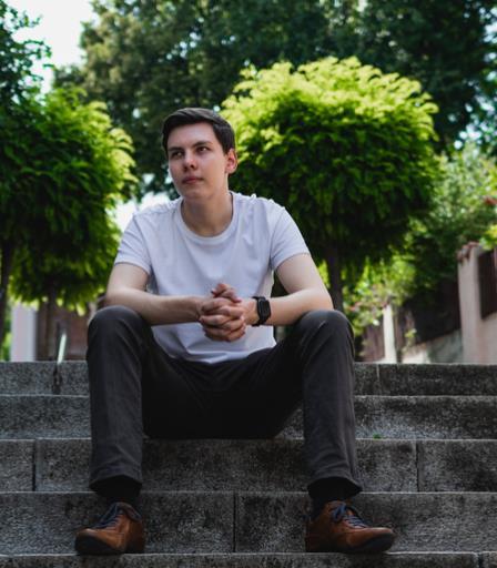 [서울=뉴시스] 최근 독일에서 사이버 보안 회사를 운영 중인 19세 청년 다비드 콜롬보가 전 세계 13개국에서 테슬라 차량 25대 이상을 해킹했다고 주장했다. (출처 : 다비드 콜롬보 홈페이지 갈무리) 2022.01.13. *재판매 및 DB 금지