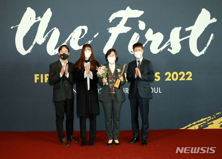 [평택=뉴시스] 김보라 안성시장이 '2022 퍼스트브랜드 대상 시상식'에서 안성시 공동브랜드 '안성마춤'이 대상을 수상한뒤 기념사진을 찍고 있다. (사진=안성시 제공)