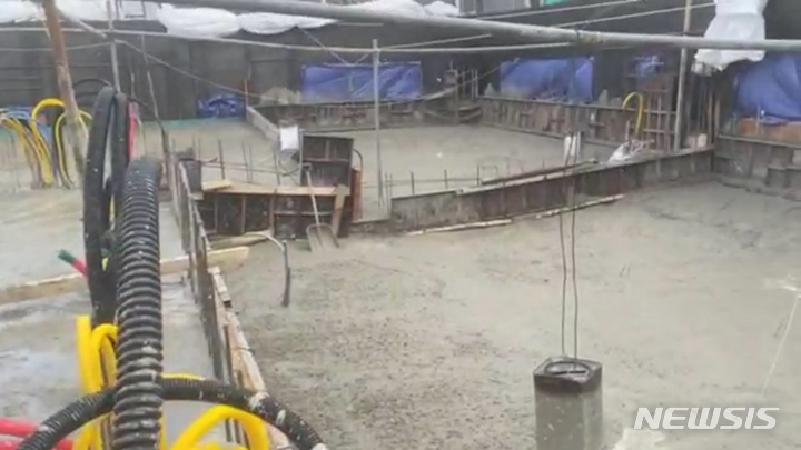 1월 11일 오후 광주시 서구 화정동 현대아이파크 외벽붕괴 사고 직전 201동 건물 39층 바닥에 설치한 거푸집 빈 공간에 콘크리트를 부어 넣는 '타설(打設)' 공정 장면. 영상: 독자제공